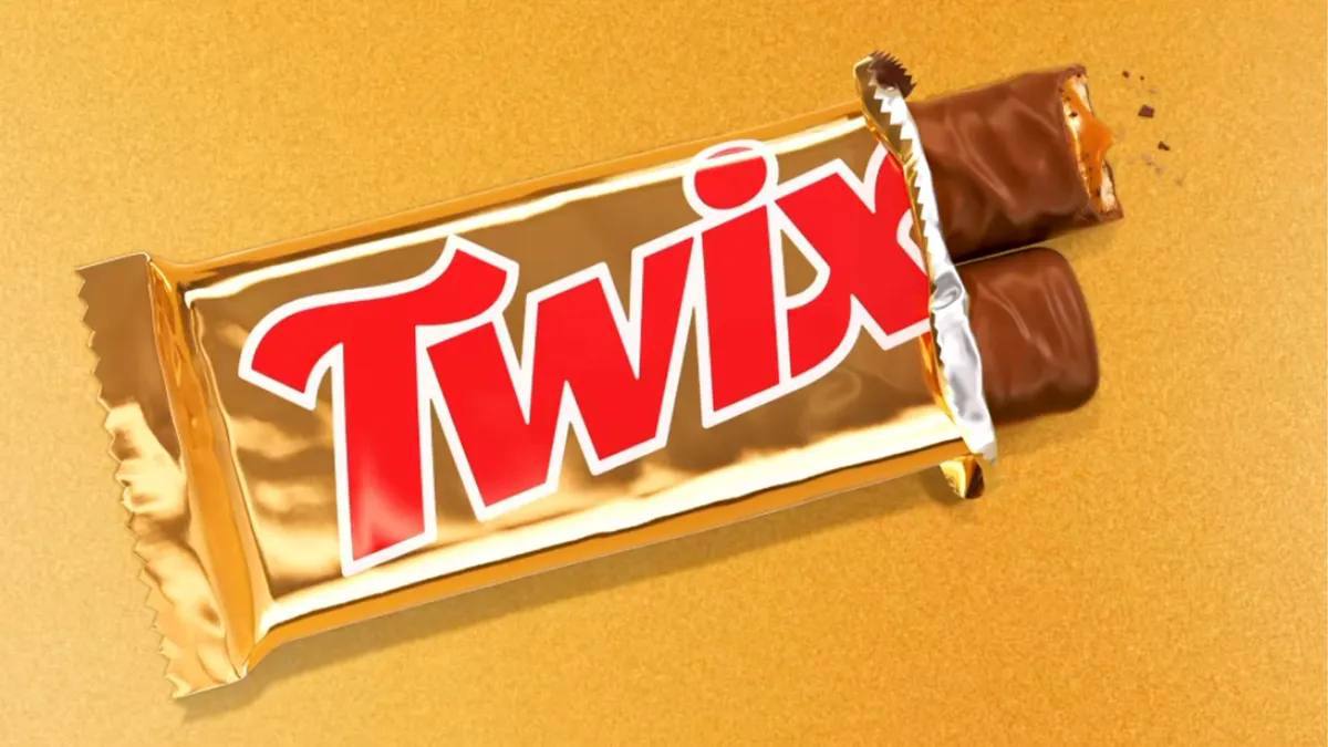 Довольно странный ребрендинг произошел у Twix, компания сменила шрифт логотипа (слева старый, справа новый) и даже легендарный лозунг — «Попробуй оба и реши на чьей стороне ты» | Сетка — социальная сеть от hh.ru