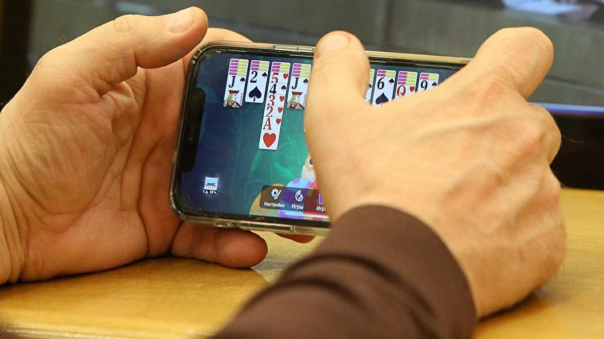 Около 40% пользователей мобильных игр играют в них в рабочее время, подсчитали аналитики T2 (ранее Tele2), проанализировав данные по трафику за I квартал 2025 г | Сетка — социальная сеть от hh.ru