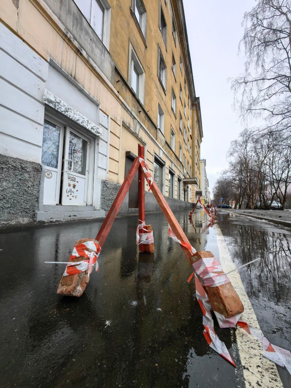 🚧 Штатные ограждения по-мурмански! Как вам?
Источник: ТГ-канал "Заполярный Ворчун" | Сетка — социальная сеть от hh.ru