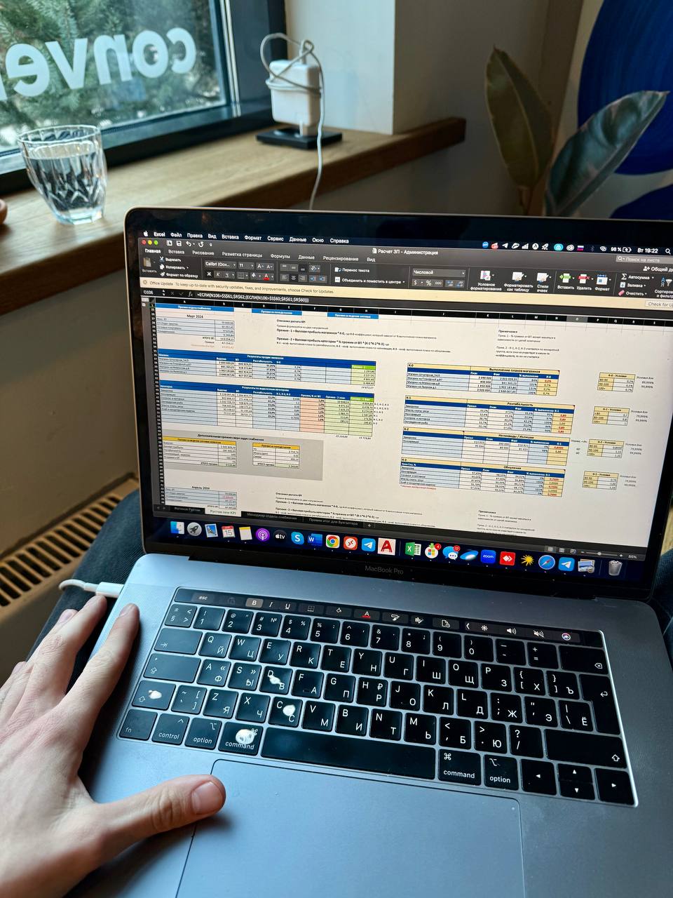 Займись ключевым
Каждый начинающий предприниматель в своей компании, даже при небольшом штате, занимается практически всем | Сетка — социальная сеть от hh.ru