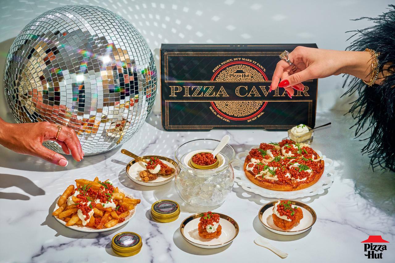 Нью-Йоркский Pizza Hut выпустил лимитированный комбо-набор с икрой, в котором предложил гостям заведения попробовать свой взгляд на премиальный продукт | Сетка — социальная сеть от hh.ru
