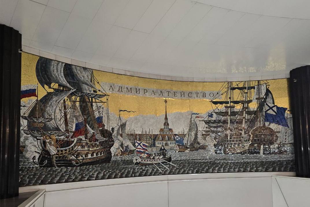 Секунды на созерцание 
Будучи в командировке в Питере я проездом был на станции "Адмиралтейская".
Ранее я бывал на ней, но тут не залипал в телефон, а глазел по сторонам | Сетка — социальная сеть от hh.ru