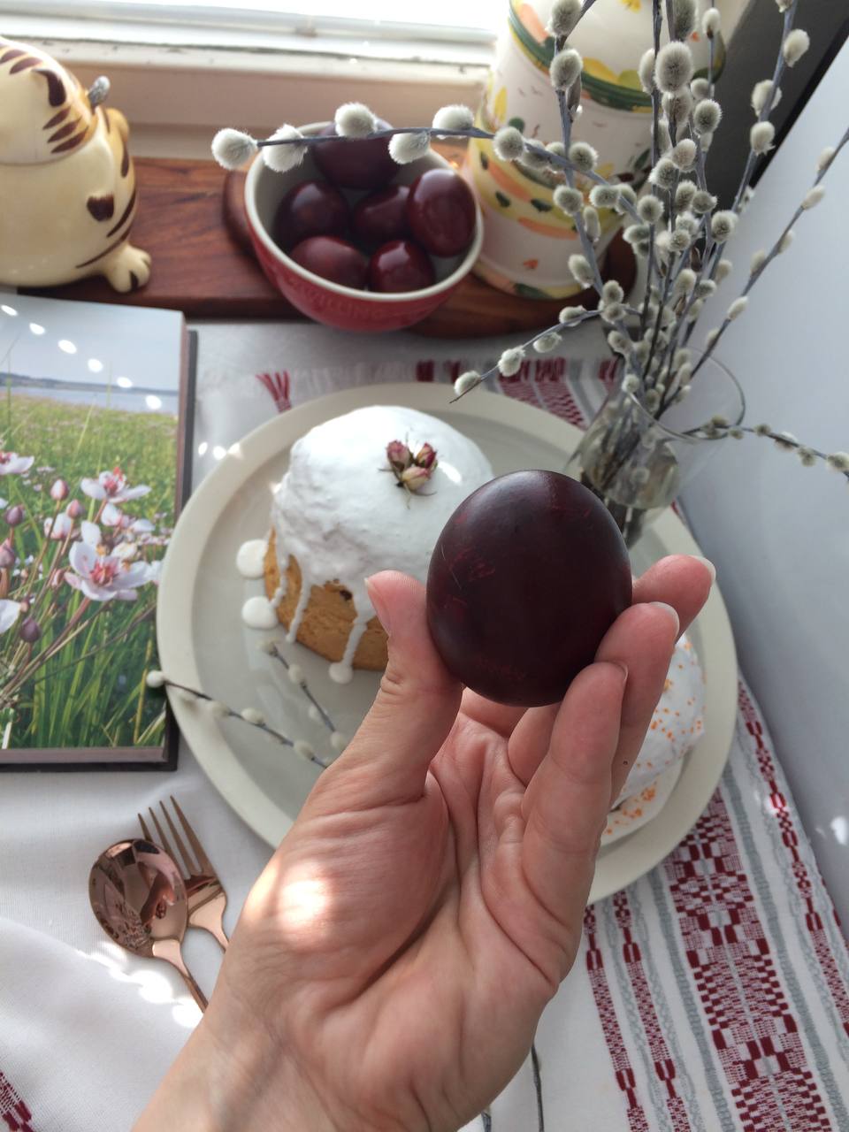 Поскольку Пасха уже в эти выходные 🕊️ , повторяю традиционный пост #proстоловыйэтикет
А вы знали, как правильно
по этикету есть кулич и яйца?
Пасхальное яйцо по столовому этикету принято относить к за... | Сетка — социальная сеть от hh.ru