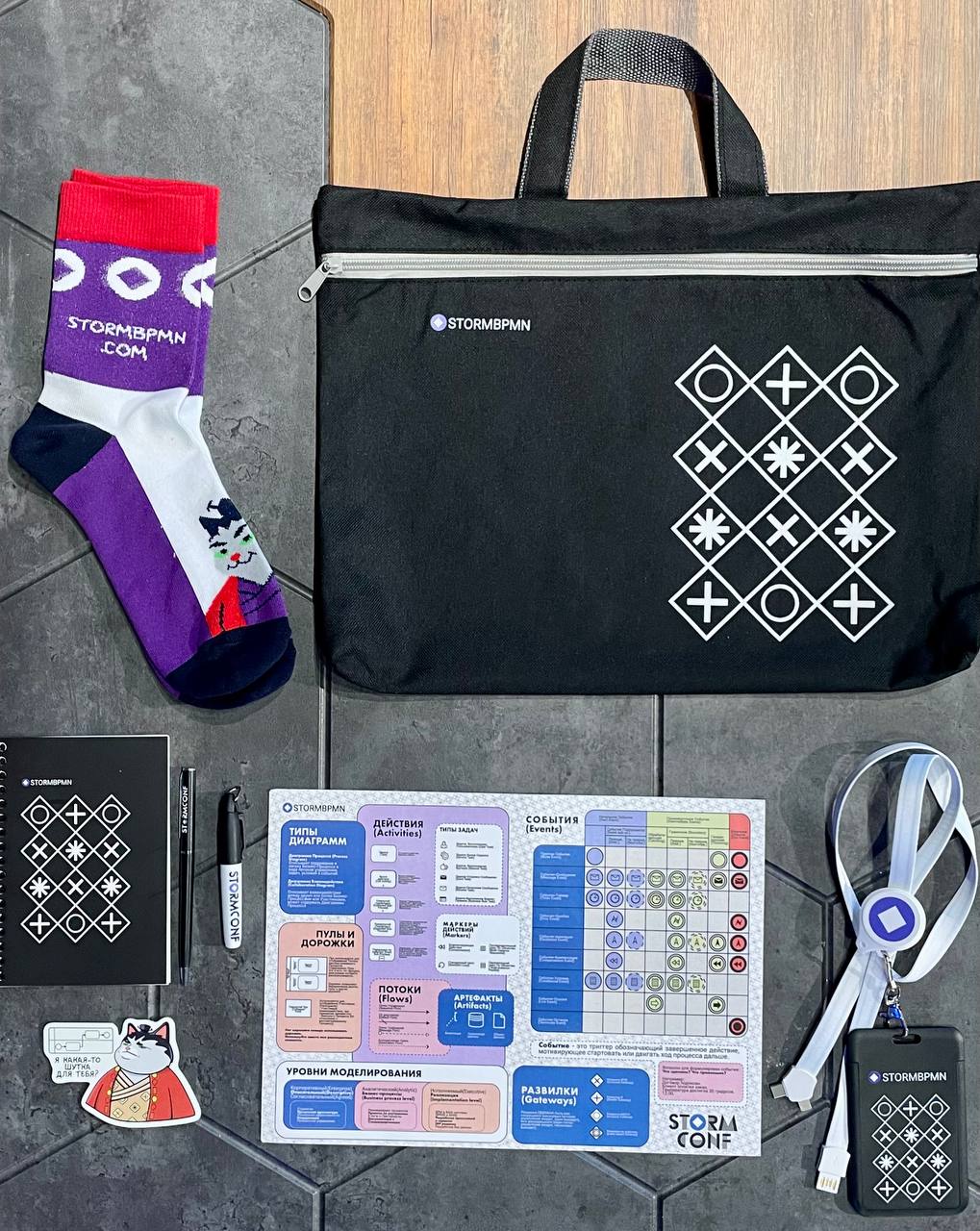 Что в арсенале мерча StormConf?
🧦 Носки с котом-самураем
📓 Блокнот со шлюзами
🖊 Маркер и ручка, чтобы рисовать свои шлюзы и дорожки (простите) | Сетка — социальная сеть от hh.ru