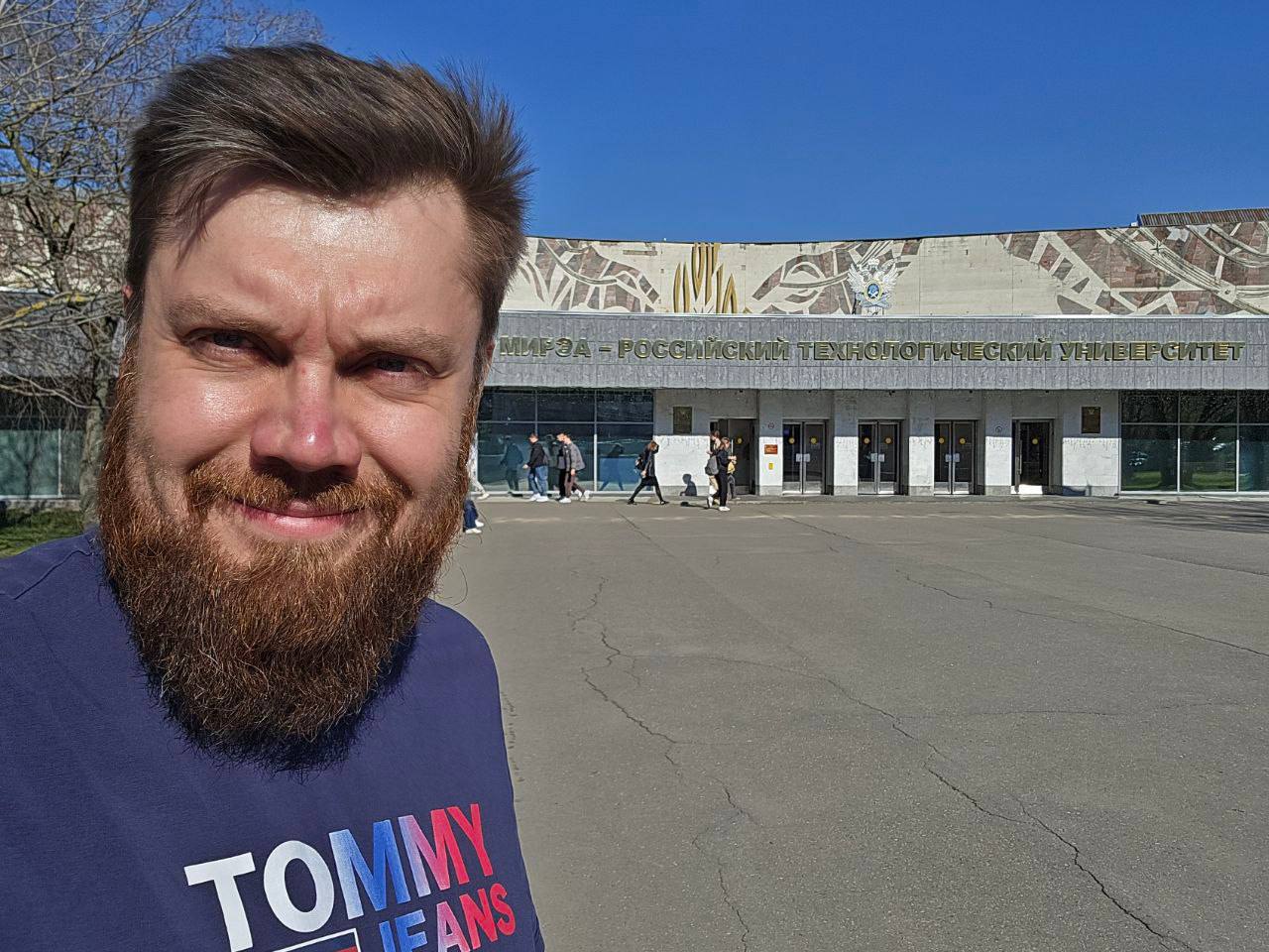 Сегодня проездом был у МИРЭА
Часть эпизодов сериала «Универ» снимали именно тут, почти с такого же ракурса. 
Также тут учились известные КВНщики — команда «Огни большого города» | Сетка — социальная сеть от hh.ru