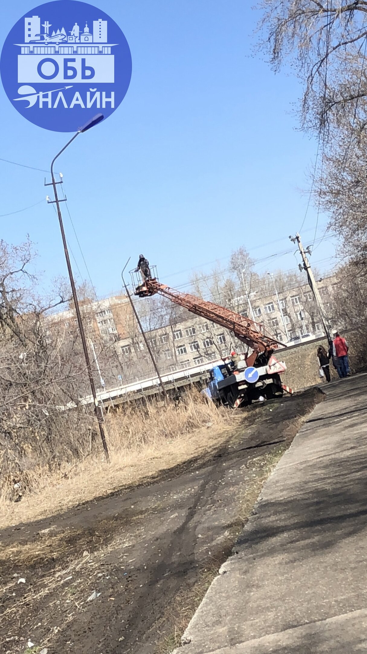 ↗ На знаменитой тропе с октябрьской в городок демонтируют освещение, снимают фонари. Надеюсь для замены.
vk.com
Подробнее на https://vk.com/ob.gorod
#городобь #городобьонлайн #толмачево | Сетка — социальная сеть от hh.ru