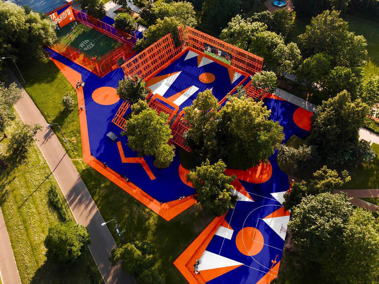 Помните крутое пространство Nike Box в Парке Горького?
Да, да, это то легендарное место, где многие начинали бегать, тренироваться, а потом, по понятным причинам, Nike покинул нас | Сетка — социальная сеть от hh.ru