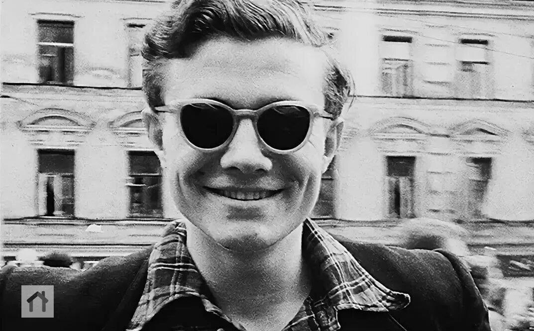 Что же делать
Нет чудес
Я не первый не последний
Не какой-нибудь а средний
Что же
Можно жить и без
Можно пить
И даже есть
И ходить
И даже сесть
Только очень трудно спать
Снег да крыши
Вот опять
Завива... | Сетка — социальная сеть от hh.ru