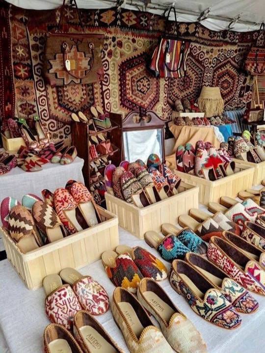 🥻Яркий «Delhi Базар» в Басманном дворе18-20апреля 12:00-20:00«Delhi Базар» собирает на одной площадке самые известные товары Индии🇮🇳Все выходные в культурном центре можно будет познакомиться с культур... | Сетка — социальная сеть от hh.ru