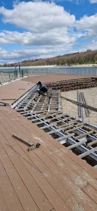 Комсомольский пруд начали наполнять водой
Водоём очистили от ила и мусора, сейчас в чашу заливают более 130 тысяч кубометров воды.
Территорию вокруг тоже начали готовить к летнему сезону. | Сетка — социальная сеть от hh.ru