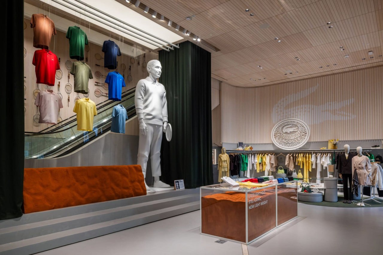 Гигантская фигура Рене Лакоста в новом магазине Lacoste в Нью-Йорке | Сетка — социальная сеть от hh.ru