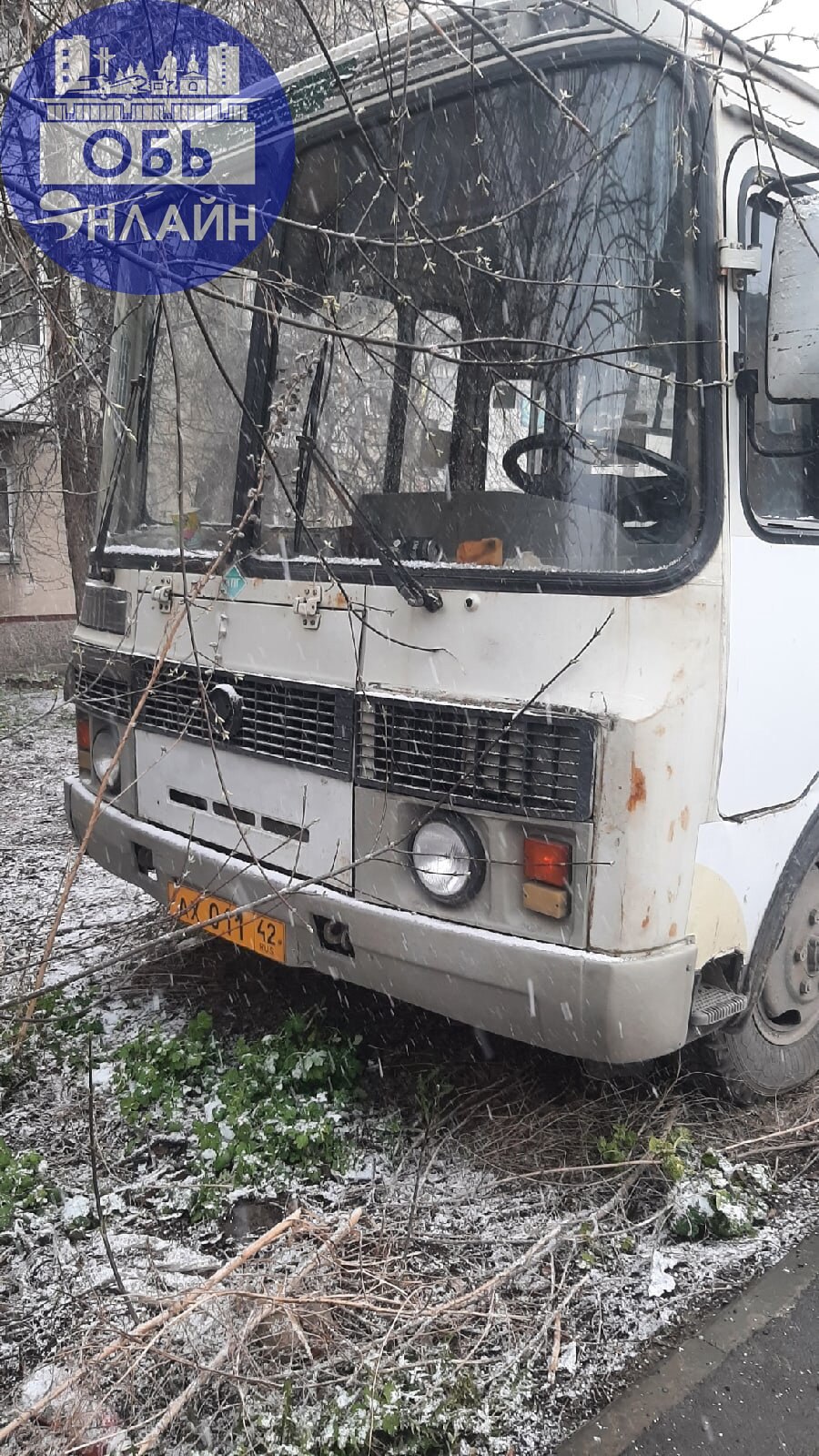 ↗ Хозяин отзовись!!! За 117 домом стоит автобус, так сейчас туда залезли дети, каким-то образом включили фары там. Обещали и клялись больше так не делать, но есть сомнения. Дети были на великах | Сетка — социальная сеть от hh.ru