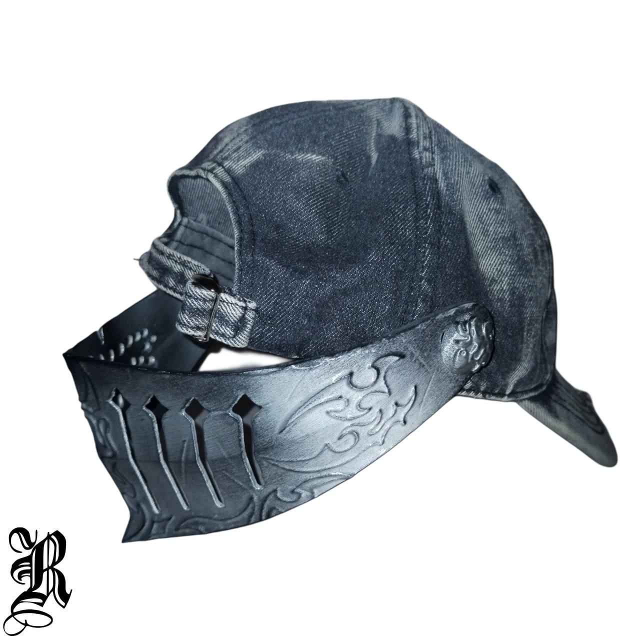 И так, сегодня у нас рыцарский аукцион🏰
Лот:
"ricar cap" — проект, вдохновленный любовью к рыцарской эстетике, проявленной под призмой современного восприятия средневековья | Сетка — социальная сеть от hh.ru