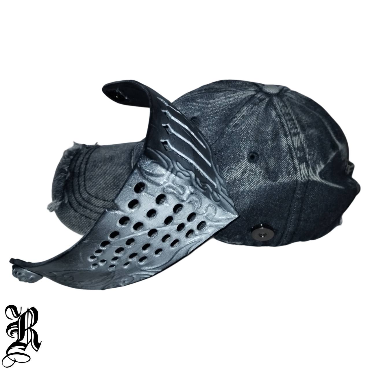 И так, сегодня у нас рыцарский аукцион🏰
Лот:
"ricar cap" — проект, вдохновленный любовью к рыцарской эстетике, проявленной под призмой современного восприятия средневековья | Сетка — социальная сеть от hh.ru