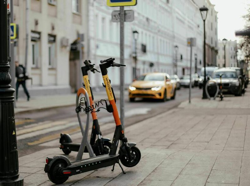 🛴В Москве снизили максимальную скорость движения для электросамокатов
Все самокаты проката едут теперь со скоростью до 20 км/ч. В 350 медленных зонах в городе скорость не поднимется выше 5-15 км/ч | Сетка — социальная сеть от hh.ru