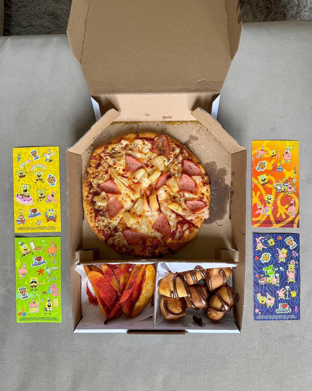 Прикол, у мексиканской Domino’s Pizza произошла коллаба со Спанч Бобом! За 119 песо (495 рублей) можно получить комбо из гавайской пиццы с ананасами, картофельных долек, шоколадных байтсов и фирменног... | Сетка — социальная сеть от hh.ru