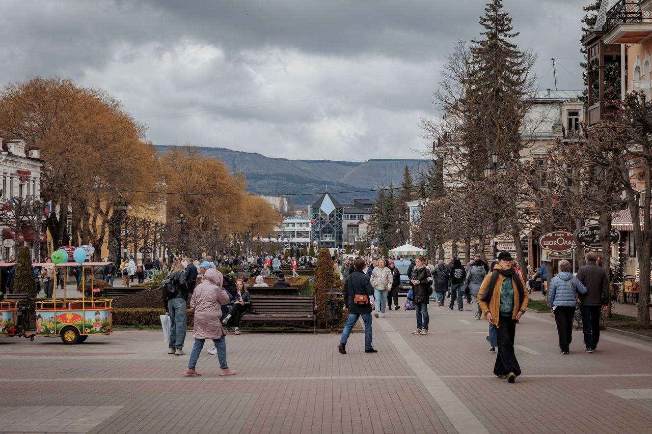 Многолюдный весенний Кисловодск
Тот самый город, на улицах которого в любое время года и в любую погоду много туристов.
📸 NBphoto.26 | Сетка — социальная сеть от hh.ru