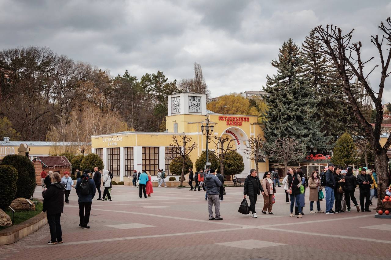 Многолюдный весенний Кисловодск
Тот самый город, на улицах которого в любое время года и в любую погоду много туристов.
📸 NBphoto.26 | Сетка — социальная сеть от hh.ru