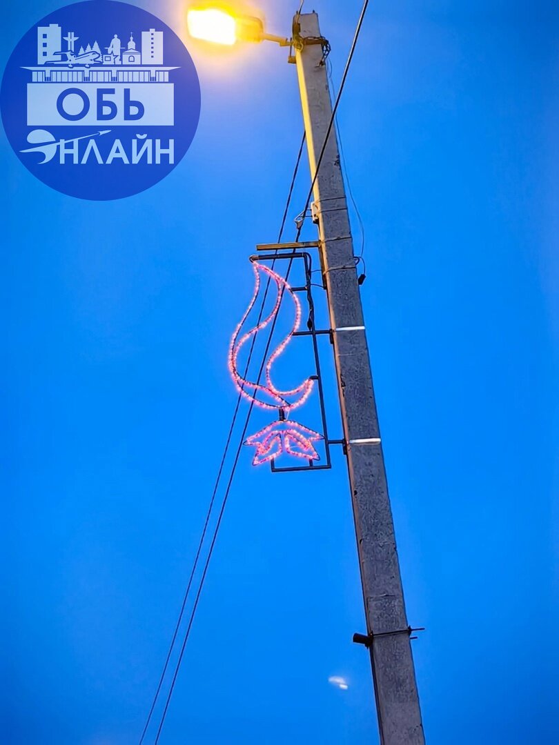 ↗ Вдоль улицы Ломоносова замечены красные светящиеся объекты
При ближайшем рассмотрении можно идентифицировать инсталляции как формы звезды и вечного огня — символы праздника Победы в Великой Отечеств... | Сетка — социальная сеть от hh.ru