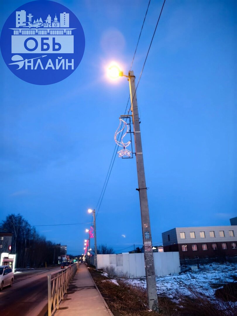 ↗ Вдоль улицы Ломоносова замечены красные светящиеся объекты
При ближайшем рассмотрении можно идентифицировать инсталляции как формы звезды и вечного огня — символы праздника Победы в Великой Отечеств... | Сетка — социальная сеть от hh.ru