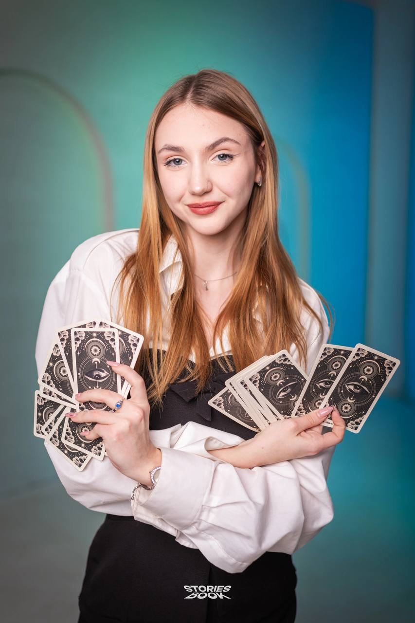 Подготовка к выпускным альбомам в самом разгаре 💙💚
На этой съёмке мы использовали стиль с сине-зелёными акцентами — сочетание, которое смотрится свежо, гармонично и стильно | Сетка — социальная сеть от hh.ru