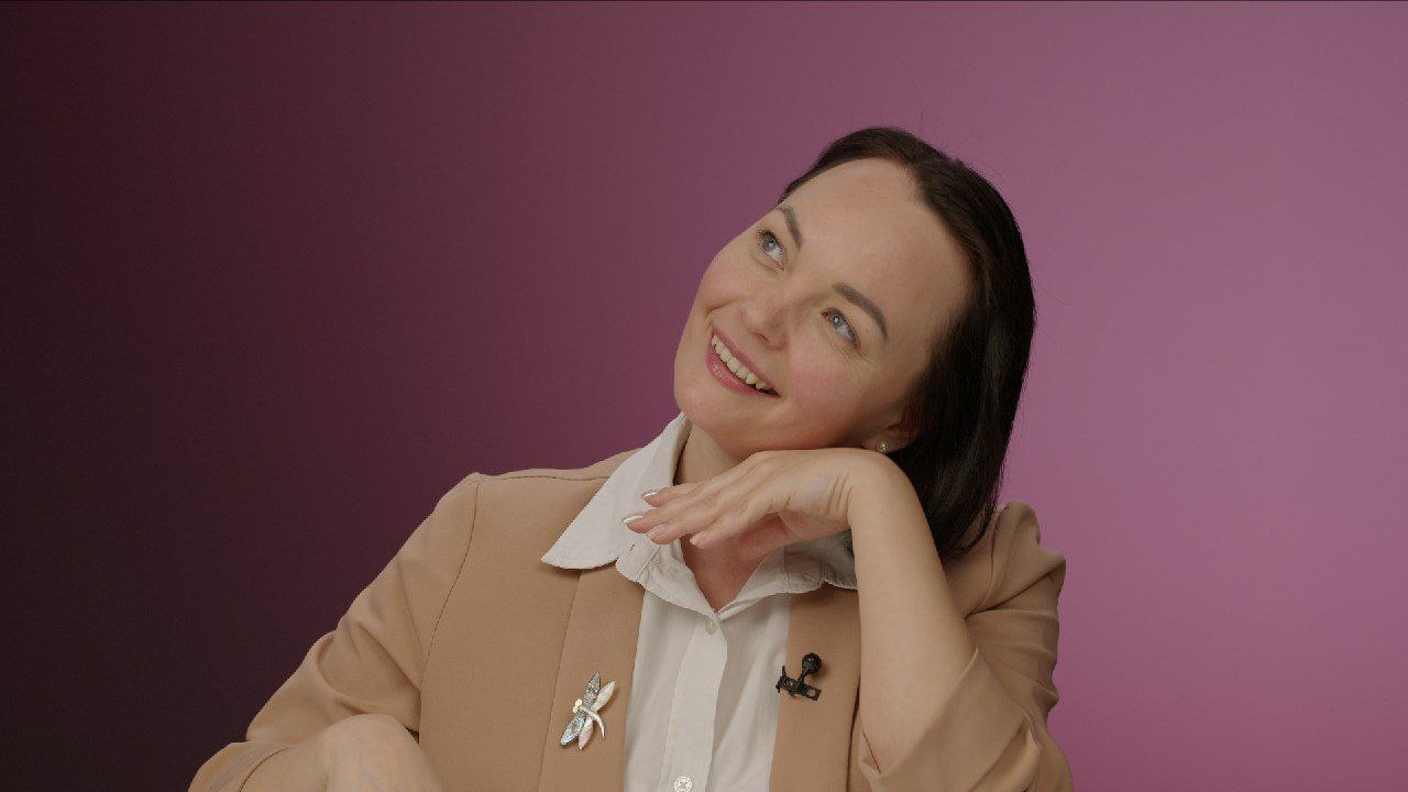 Если вы думаете, что 💳 Сбер - это оооочень серьёзно, то эти фото доказывают, что и там есть место человеческому 😁
Дурачилась для помощницы, которая фиксировала кадр 😂
И вам отправляю для настроения эт... | Сетка — социальная сеть от hh.ru