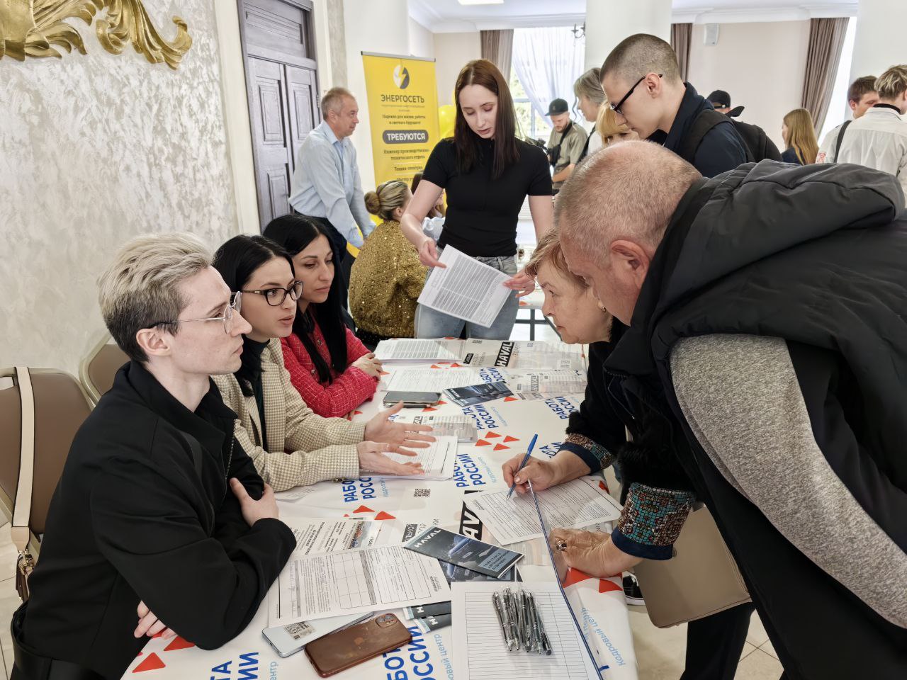 👍 Работа есть
«Всероссийская ярмарка вакансий» состоялась на прошлой неделе в Узловой. Во Дворце культуры машиностроителей собралось 20 работодателей, в числе которых был и завод HAVAL | Сетка — социальная сеть от hh.ru