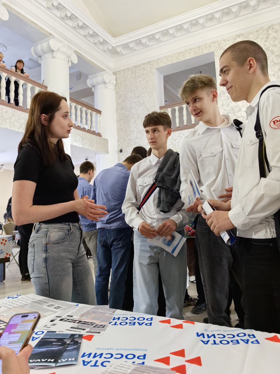 👍 Работа есть
«Всероссийская ярмарка вакансий» состоялась на прошлой неделе в Узловой. Во Дворце культуры машиностроителей собралось 20 работодателей, в числе которых был и завод HAVAL | Сетка — социальная сеть от hh.ru