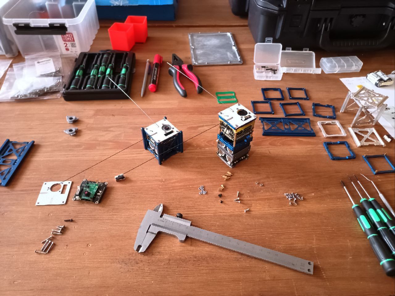 ⏺ Космический аппарат RUVDSSat1, разрабатываемый хостинг-провайдером RUVDS и АО «ОКБ Пятое поколение», вышел на фазу предполетных испытаний 
Спутник выступит в роли полигона, на котором разработчики O... | Сетка — социальная сеть от hh.ru