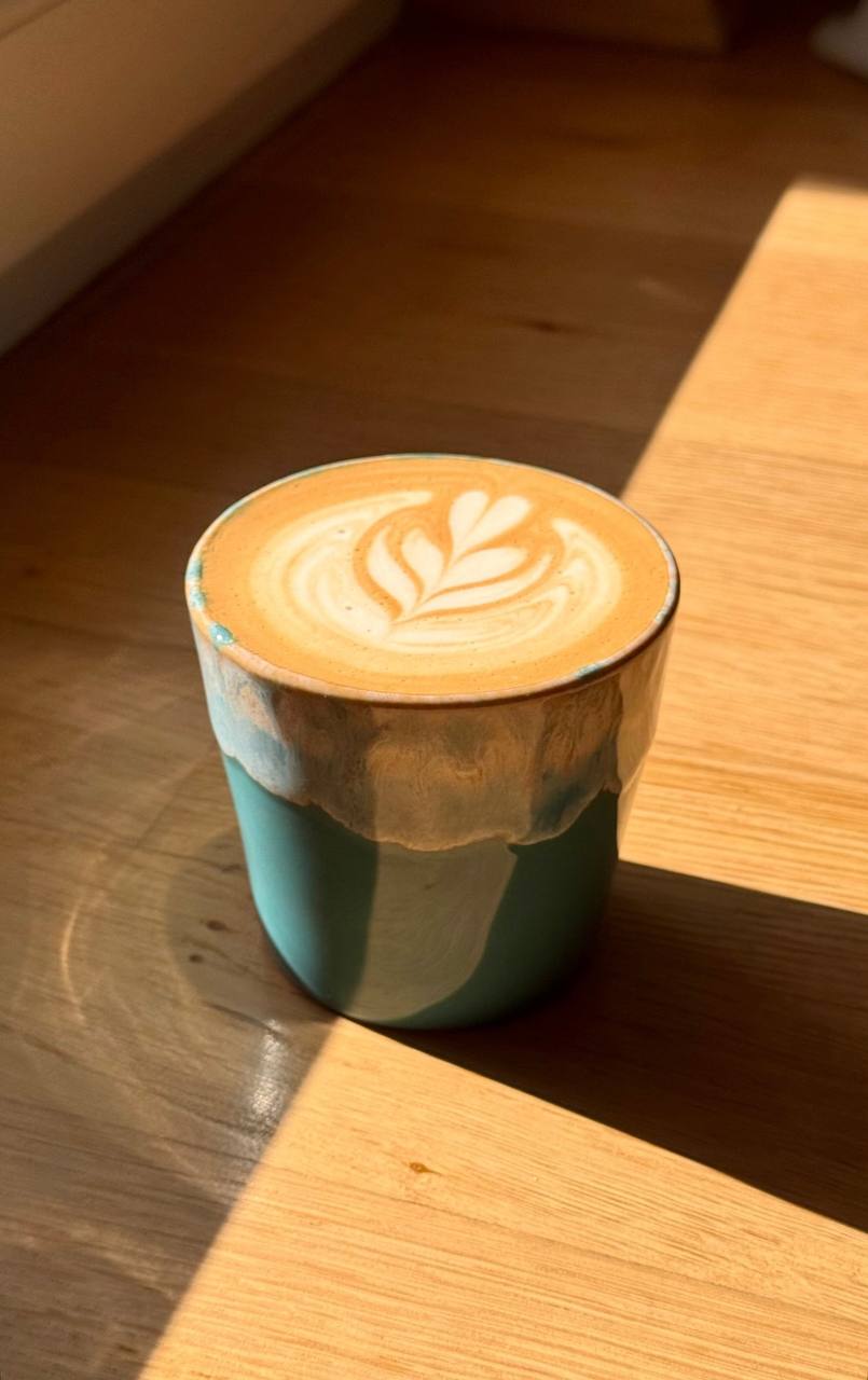 Grespresso от Costa Nova🎨
Каждая чашка — с живой глазурью, будто на ней остановилась лава в момент извержения. Ни одна не повторяется.
Формат — и барный, и домашний | Сетка — социальная сеть от hh.ru