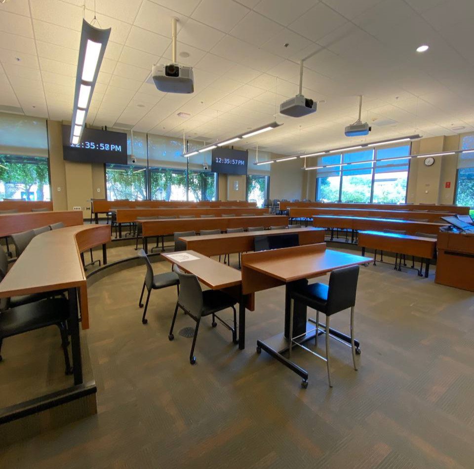 Это пустая аудитория Стэнфорда за 40 минут до моего выступления.
Я стояла там с чувством трепета и представляла, как скоро буду здесь выступать. 
Университеты всегда вызывали у меня трепет | Сетка — социальная сеть от hh.ru