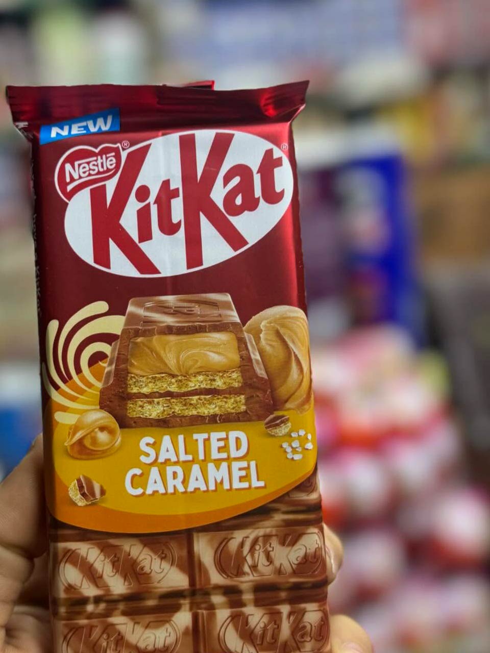 В Россию продолжают завозить редкий KitKat, на этот раз в магазинах заметили вафельно-шоколадные плитки. Доступно три вкуса: солёная карамель, двойной шоколад и лесной орех | Сетка — социальная сеть от hh.ru