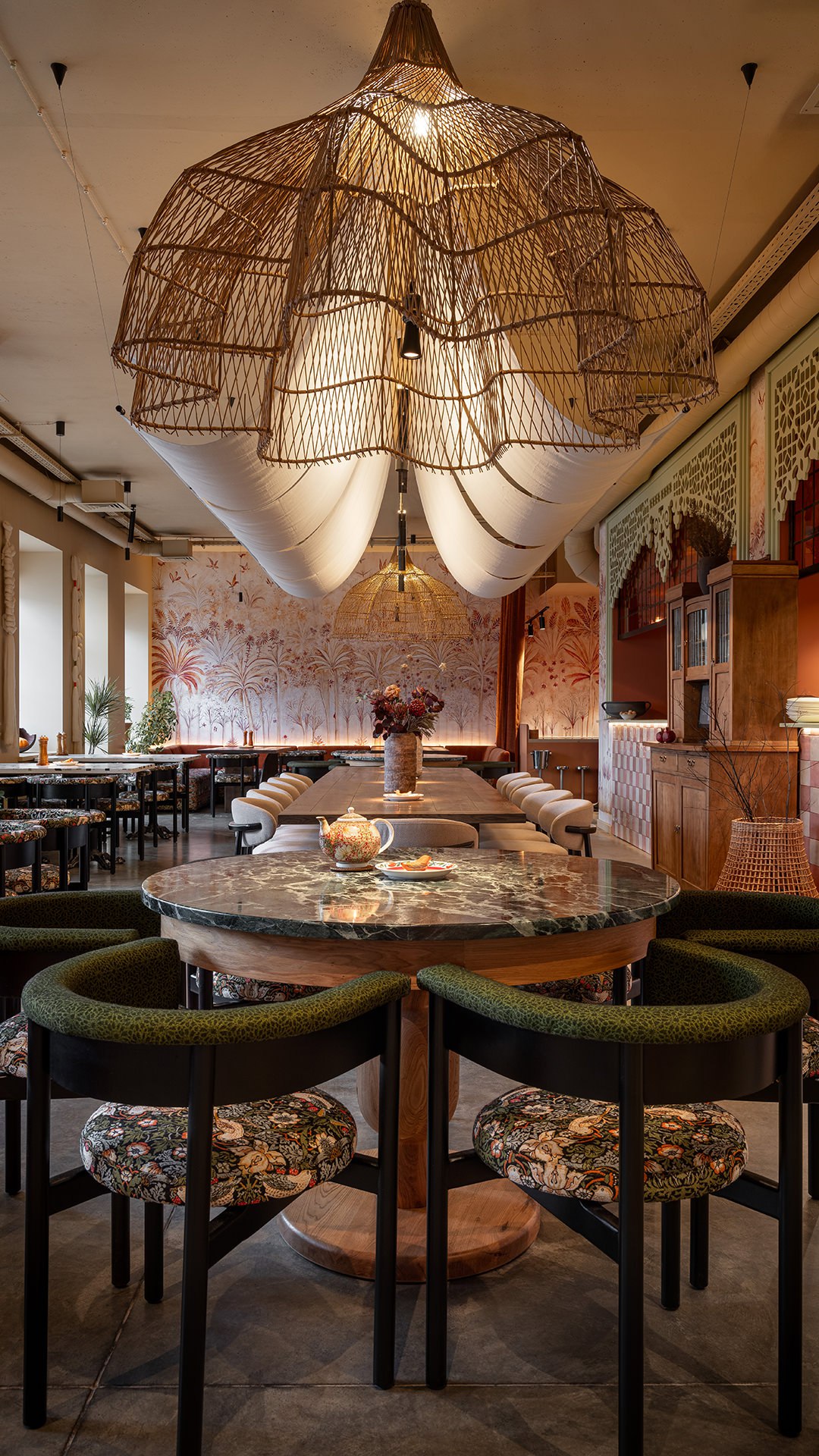 В самом центре Твери открылся ресторан грузинской кухни «Цверик» с этническими деталями, воссозданными после вдумчивого изучения национальных традиций дизайнером Ириной Ахатовой | Сетка — социальная сеть от hh.ru