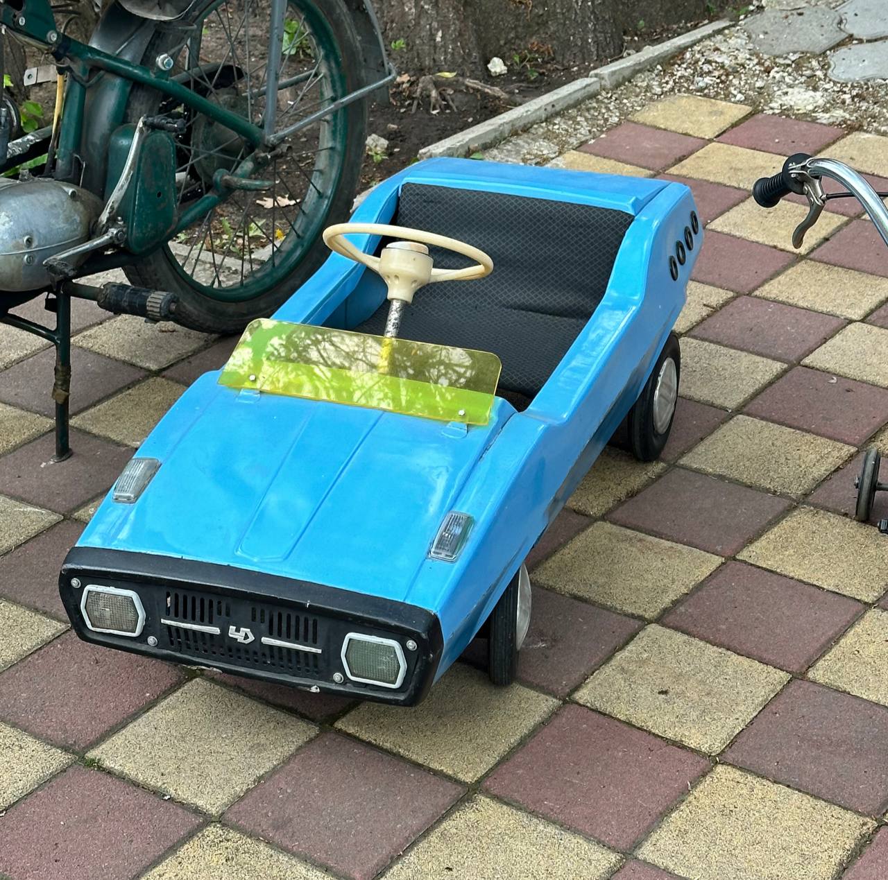 ЭТО ЛИЧНОЕ…
Эту синюю колымагу я помню лучше чем вчерашний день. 
Мне четыре, день рождения, а дед притаранил во двор эту хрень и говорит: «Твоя». Я тогда чуть не обоссался от радости | Сетка — социальная сеть от hh.ru