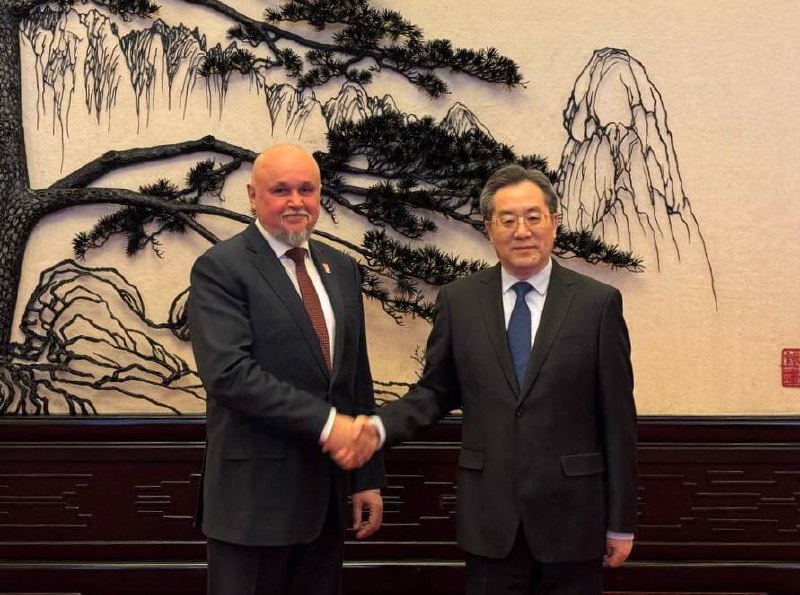 🇷🇺🇨🇳 Сергей Цивилев провел переговоры с вице-премьером Госсовета КНР Дин Сюэсяном
Сергей Цивилев и вице-премьер Госсовета КНР Дин Сюэсян обсудили перспективы российско-китайского сотрудничества в энер... | Сетка — социальная сеть от hh.ru