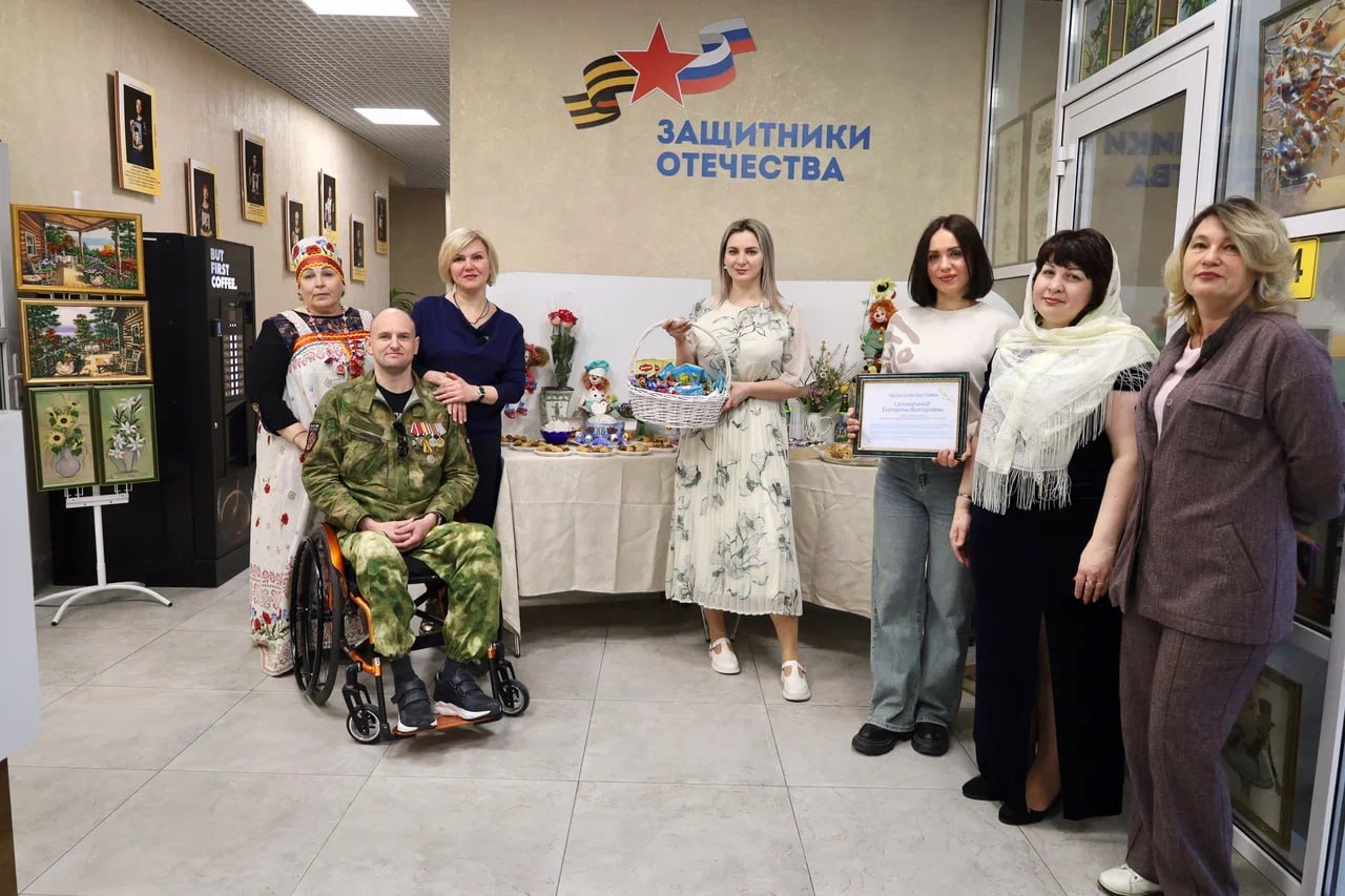 «Пасхальная выставка» работает в Ставрополе
На ней представлены картины матери погибшего бойца СВО, подопечной филиала фонда «Защитники Отечества» Екатерины Соломатиной | Сетка — социальная сеть от hh.ru