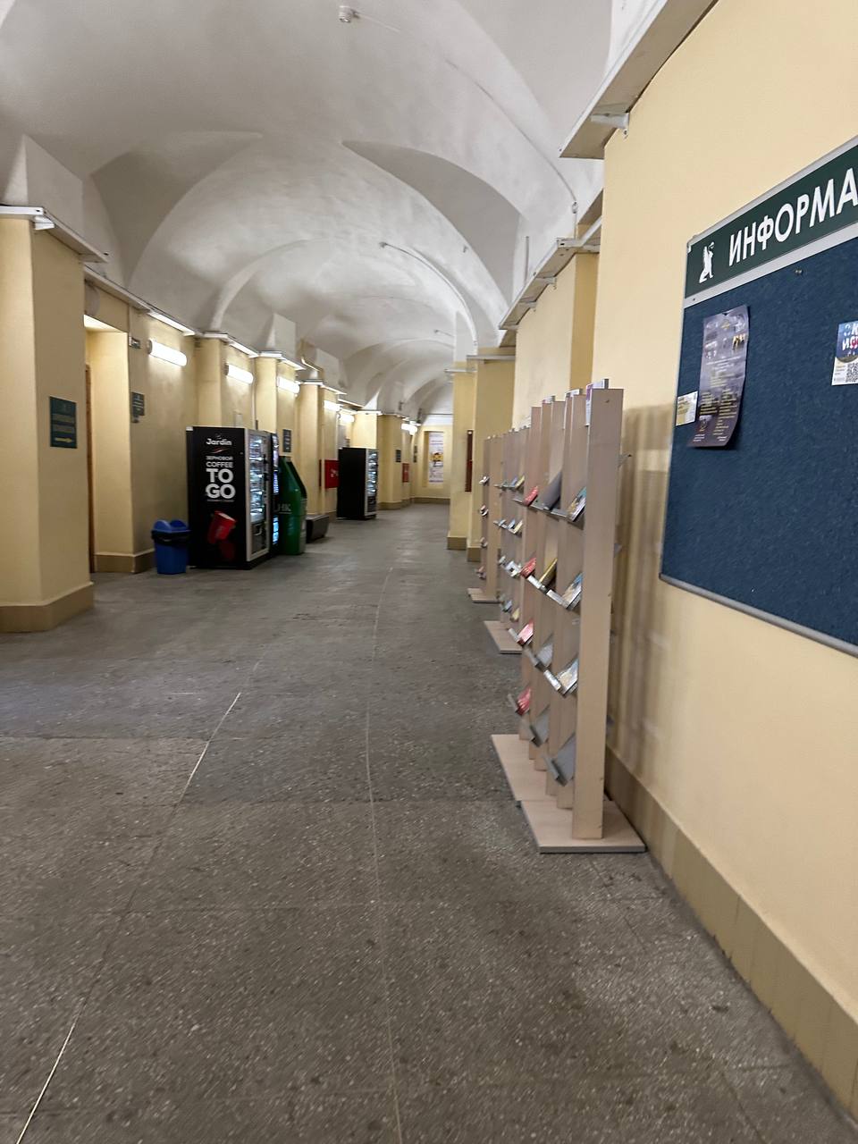 Вчера была в вузе, почти ничего не изменилось (споллер, нет)
Очень захотелось поучиться снова, пары, стояние в очереди в столовой, походы в читальный зал | Сетка — социальная сеть от hh.ru