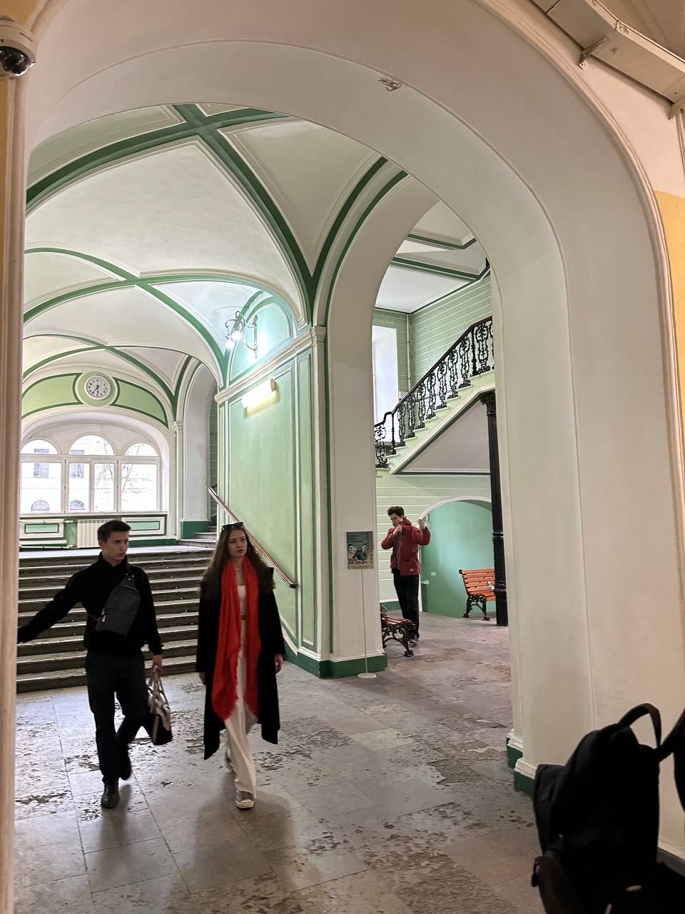 Вчера была в вузе, почти ничего не изменилось (споллер, нет)
Очень захотелось поучиться снова, пары, стояние в очереди в столовой, походы в читальный зал | Сетка — социальная сеть от hh.ru