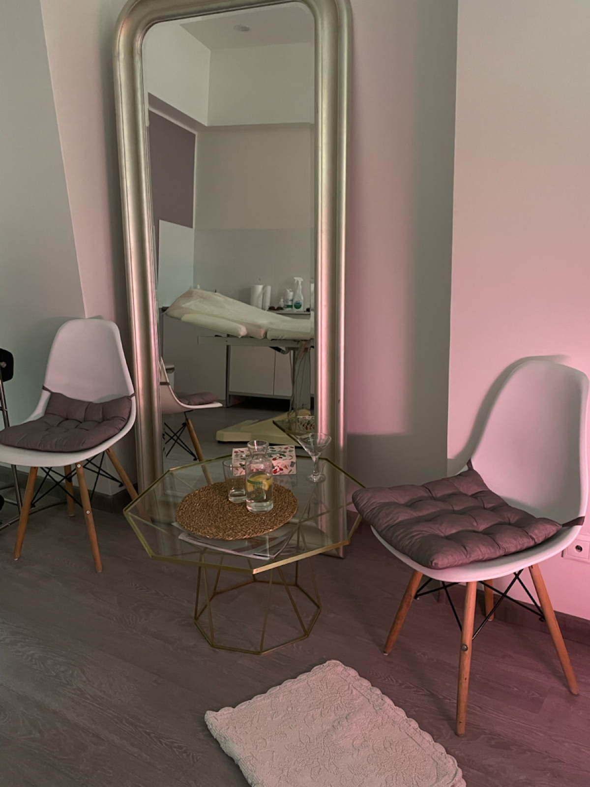 Мы салон красоты - Beauty Bar 8/1.
Это стильное уютное пространство в переулках Арбата | Сетка — социальная сеть от hh.ru