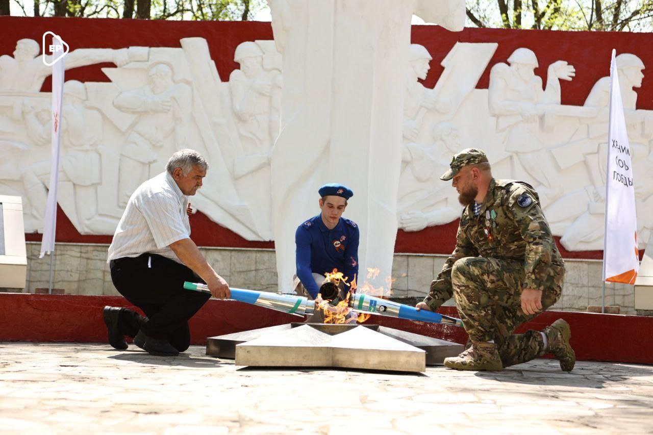 В посёлке Коммаяк зажгли Вечный огонь
Ставропольский край присоединился ко Всероссийской акции «Храним огонь Победы». Огонь с Мамаева кургана доставили для зажжения мемориала в посёлке Коммаяк | Сетка — социальная сеть от hh.ru
