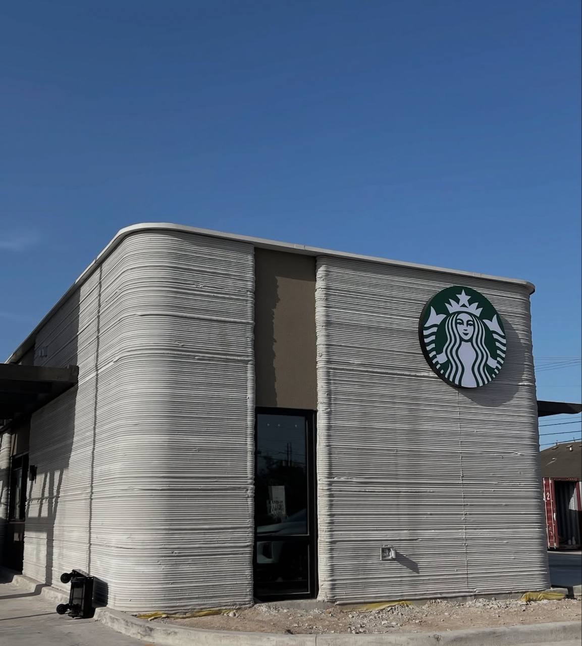 В Техасе строится первый в мире Starbucks, здание которого полностью напечатано на 3D-принтере.
Новость не свежая, но «строительство» уже во всю в процессе, а в соцсетях светятся фотографии | Сетка — социальная сеть от hh.ru