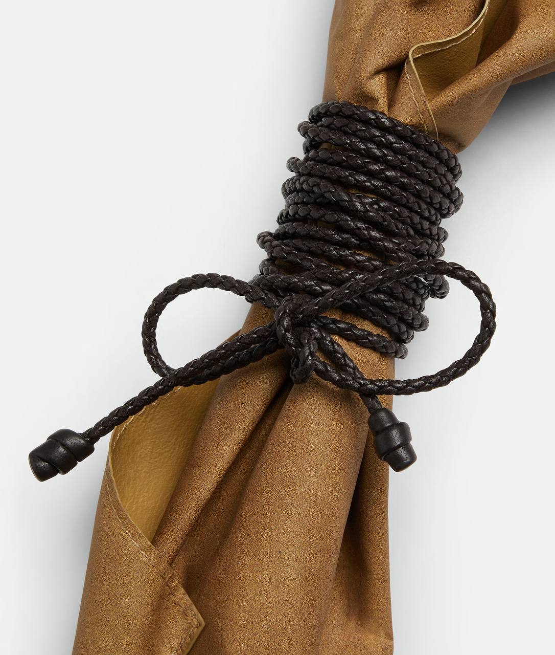 Лол, Bottega Veneta дропнула самый дорогой букет в мире за 7 ТЫСЯЧ евро (658 тысяч рублей). Бренд указывает, что «обертка» сделана из настоящей кожи, а сами цветы связаны в ручную | Сетка — социальная сеть от hh.ru