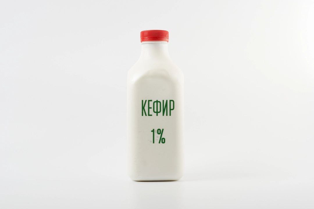 В российских магазинах нашли кефир с самым минималистичным дизайном. Ничего лишнего нет вообще!
Производит его компания «Красное знамя» из Великих Лук, и в соцсетях уже требуют дать дизайнеру премию | Сетка — социальная сеть от hh.ru