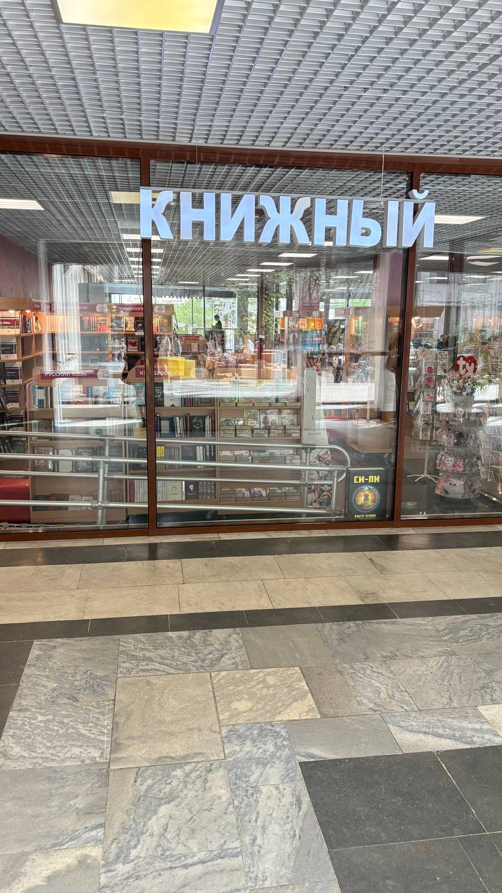 Неожиданно нырнула в легкий студенческий вайб.
Иду по корпусам РАНХиГС и невольно сравниваю его со своим старым добрым Политехом.
Вот главный корпус, раздевалка и охрана | Сетка — социальная сеть от hh.ru