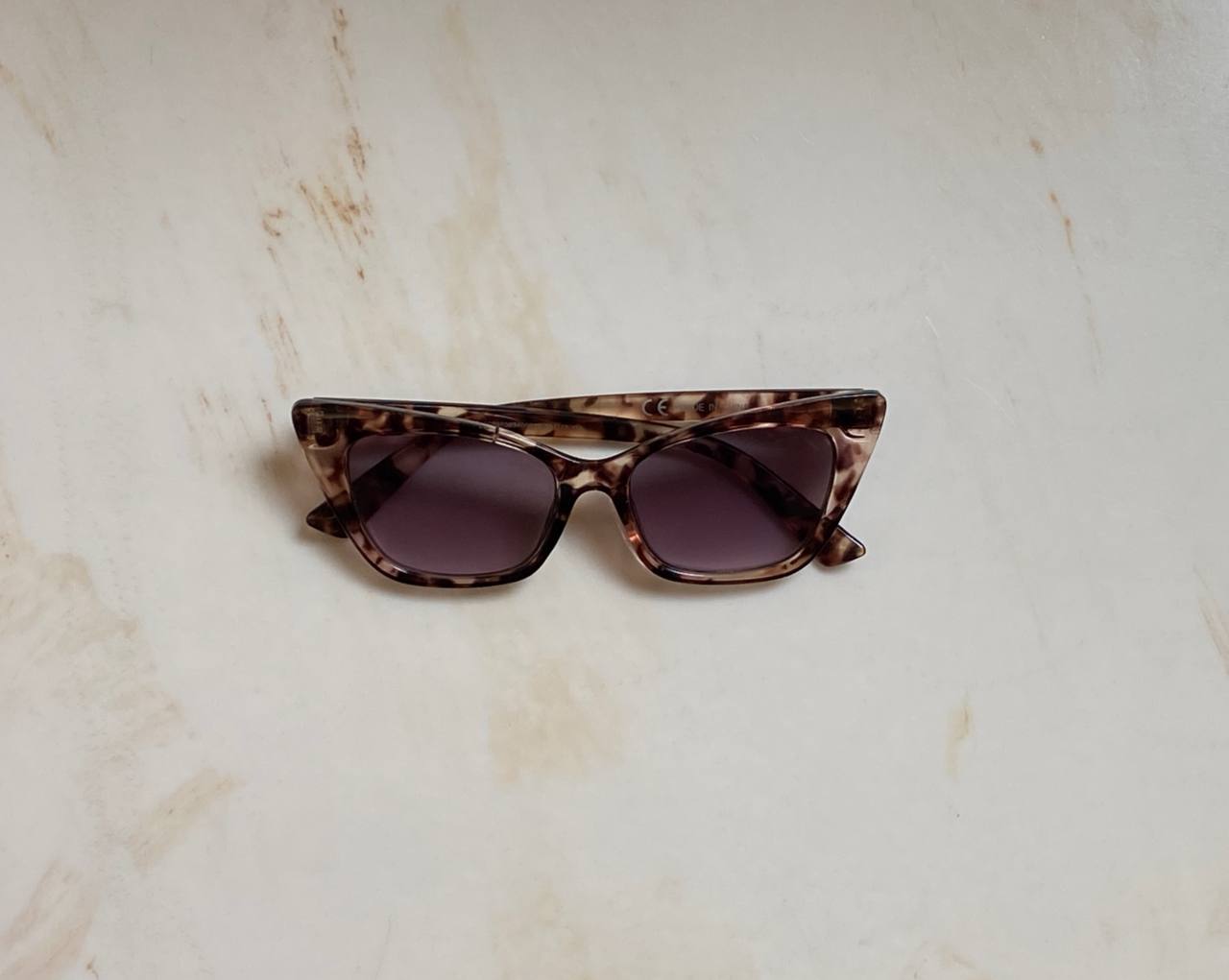 Сложности выбора 👓
Сегодня у меня сломались солнечные очки, в которых я ходила с 17 лет (мне сейчас 25, на минуточку) | Сетка — социальная сеть от hh.ru