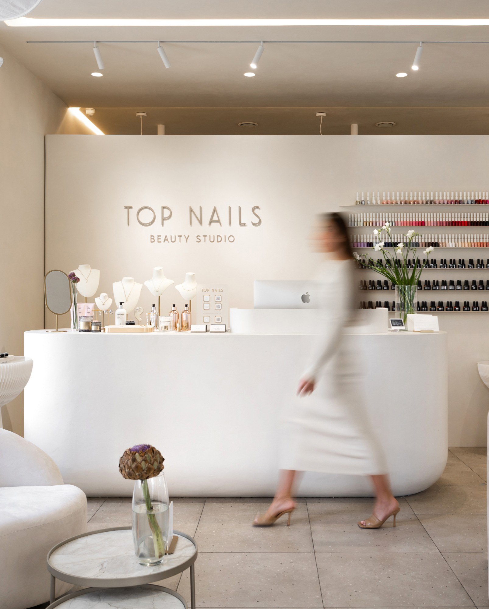 Дизайнер Елена Дмитриева спроектировала интерьер собственной студии маникюра в скандинавском стиле. Каким получился этот интерьер читайте и смотрите на сайте wajournal | Сетка — социальная сеть от hh.ru