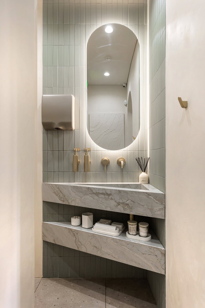 Дизайнер Елена Дмитриева спроектировала интерьер собственной студии маникюра в скандинавском стиле. Каким получился этот интерьер читайте и смотрите на сайте wajournal | Сетка — социальная сеть от hh.ru