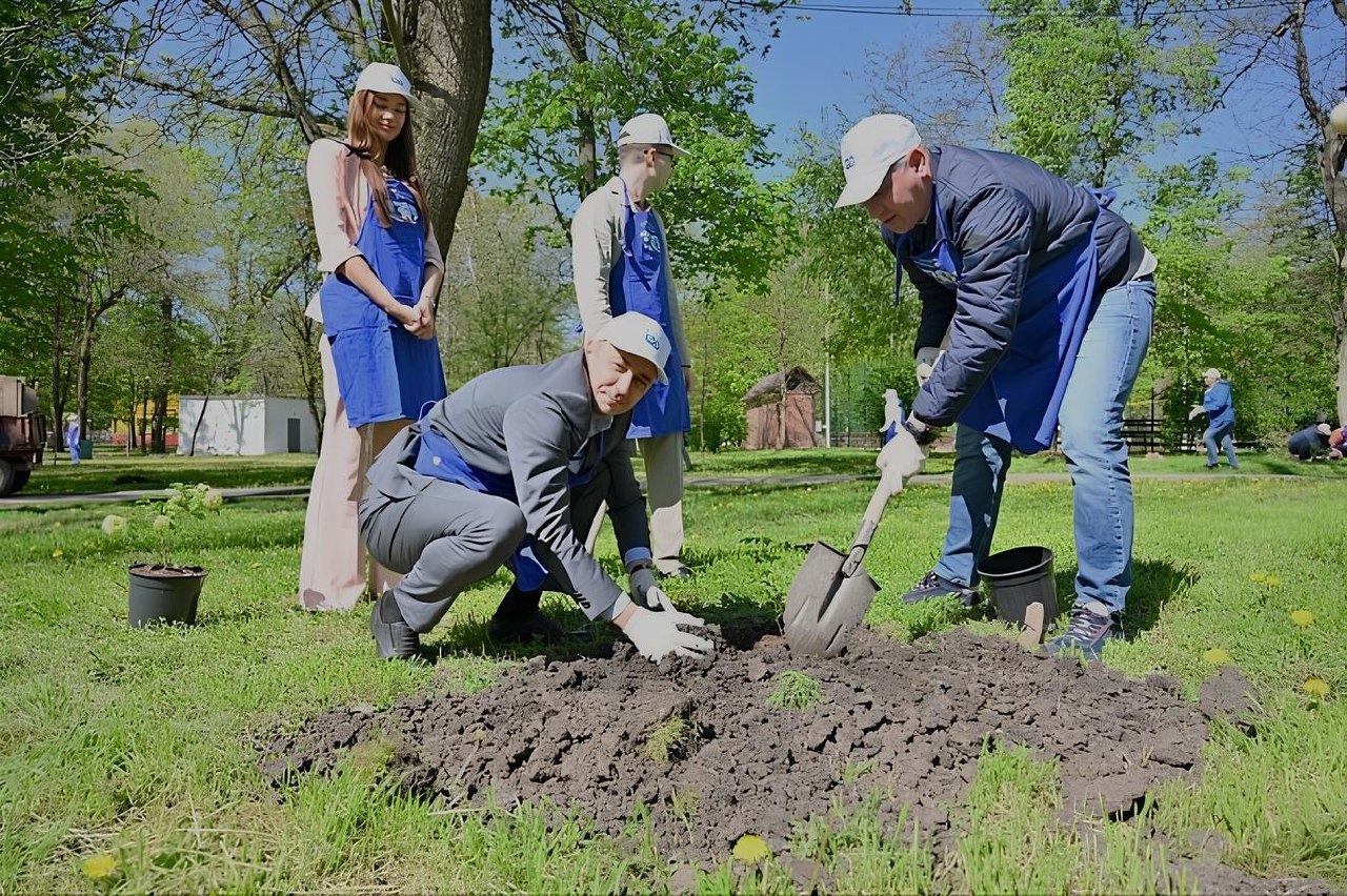 🌳 Сотрудники краснодарского водоканала высадили более 30 саженцев в рамках федерального проекта «Сад Памяти»
В честь 80-летия Победы в Великой Отечественной войне волонтеры компании посадили на центра... | Сетка — социальная сеть от hh.ru