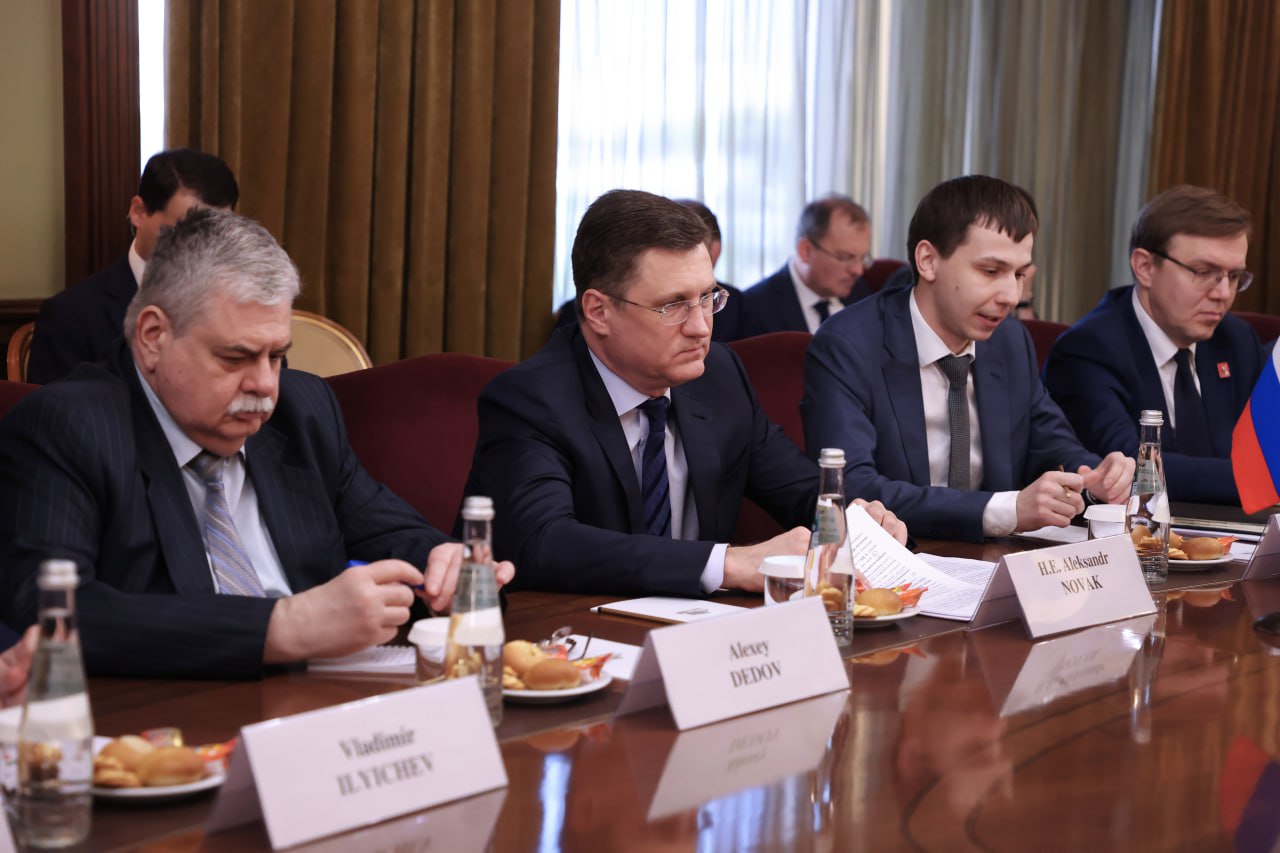🇷🇺🇮🇷Александр Новак провел рабочую встречу с министром нефти Ирана Мохсеном Пакнежадом
⚡️Стороны обсудили реализацию ключевых инфраструктурных проектов в сфере энергетики, которые находятся на особом ... | Сетка — социальная сеть от hh.ru