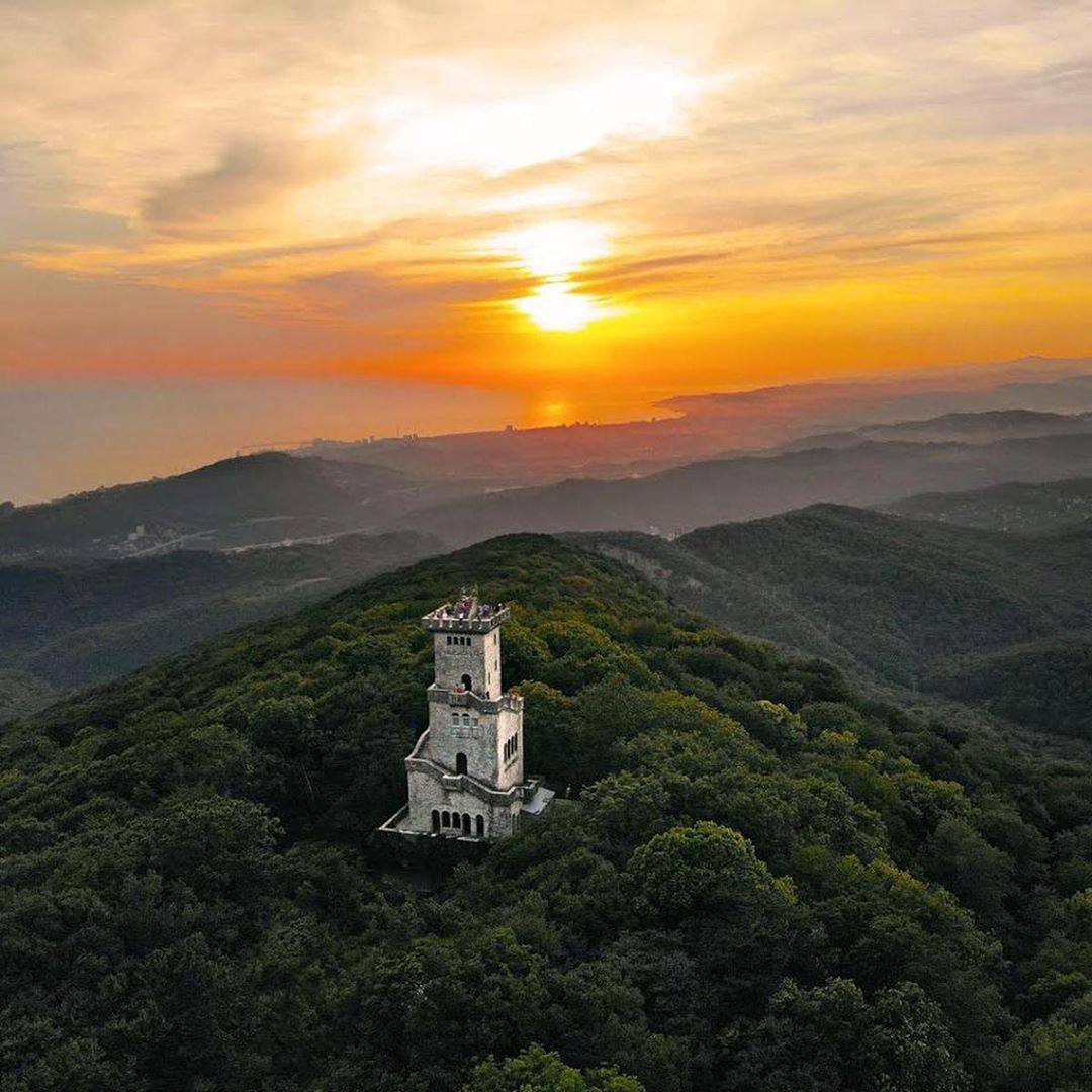 🏔️ Гора Ахун — одно из самых загадочных мест Сочи. Для коренного народа убыхов она была священной, ведь на её вершине, по их верованиям, жил главный бог | Сетка — социальная сеть от hh.ru